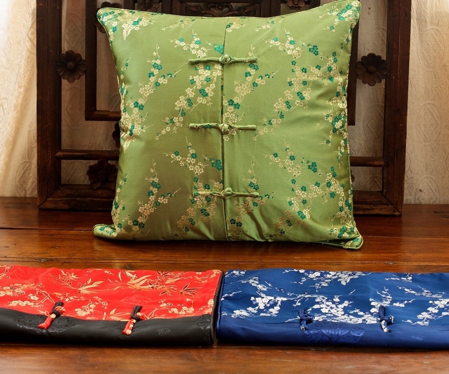 <p>Silk Cushion Covers&nbsp;</p>