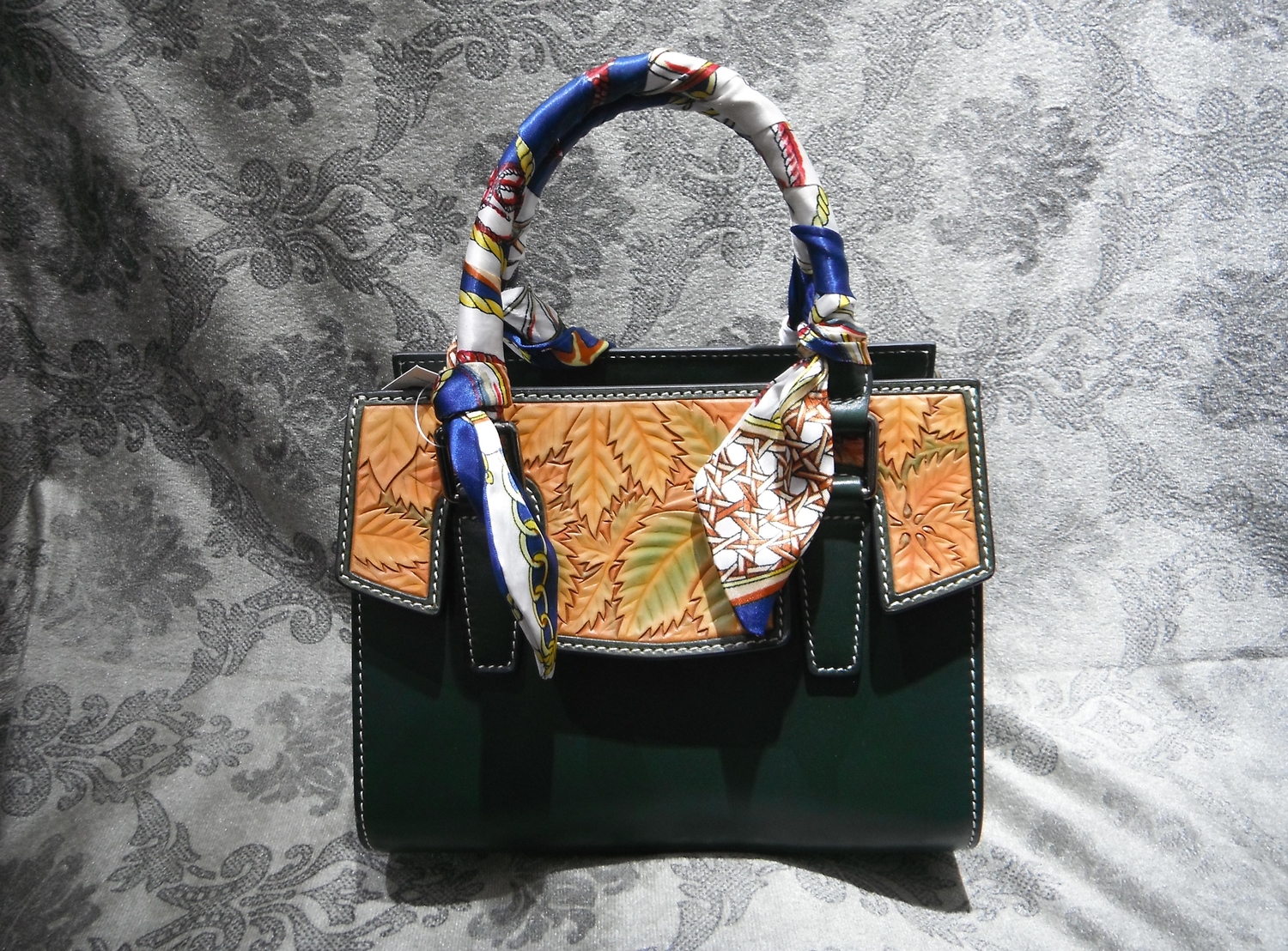 <p>Yu Family Carved Leather Leaf Pattern Handbag&nbsp;</p>