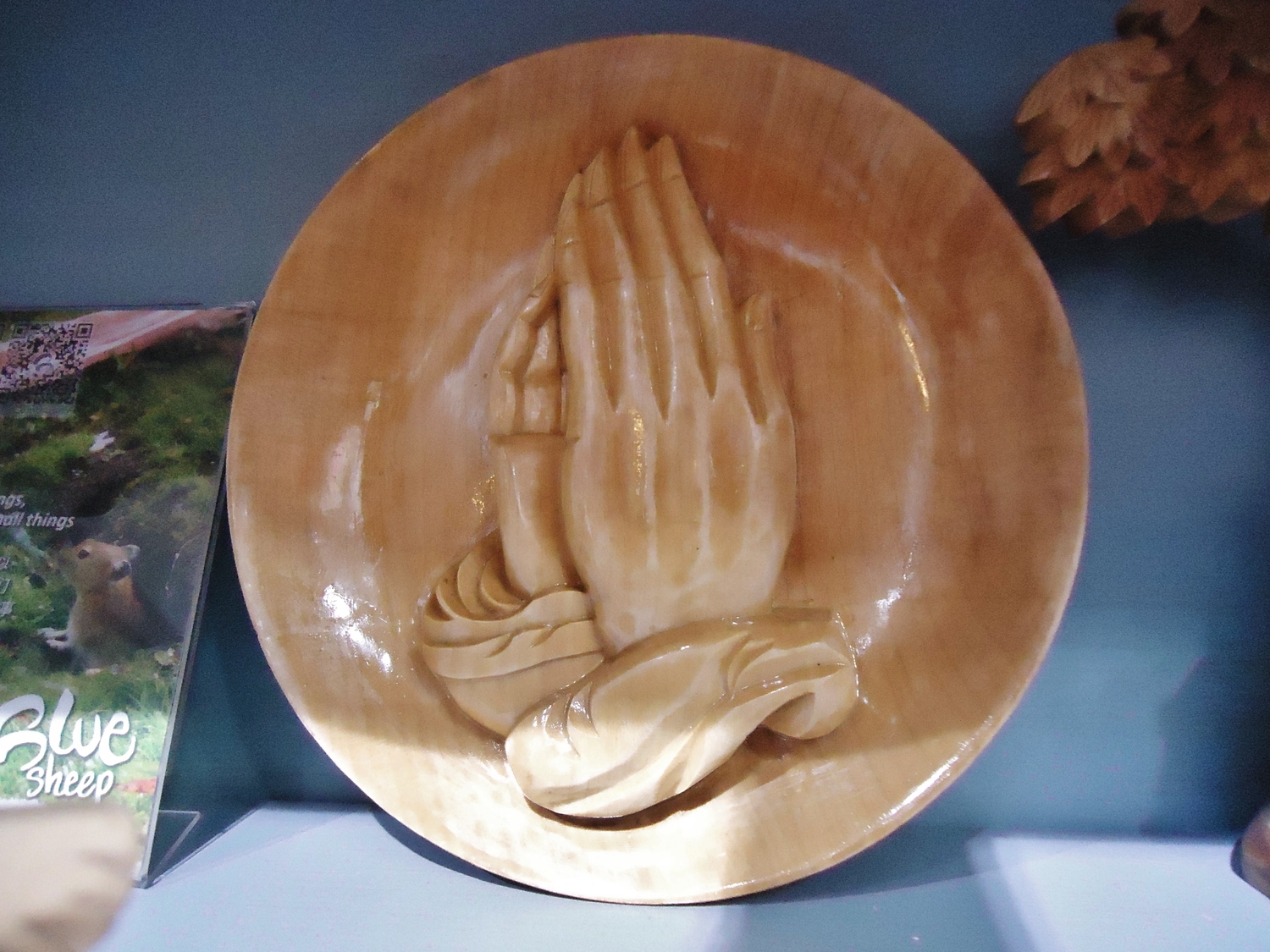 <p>Wood-carver Praying Hands Plate</p>