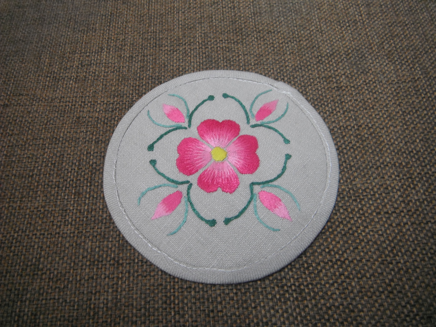 <p>Pu Hongxue Embroidered Coaster&nbsp;</p>