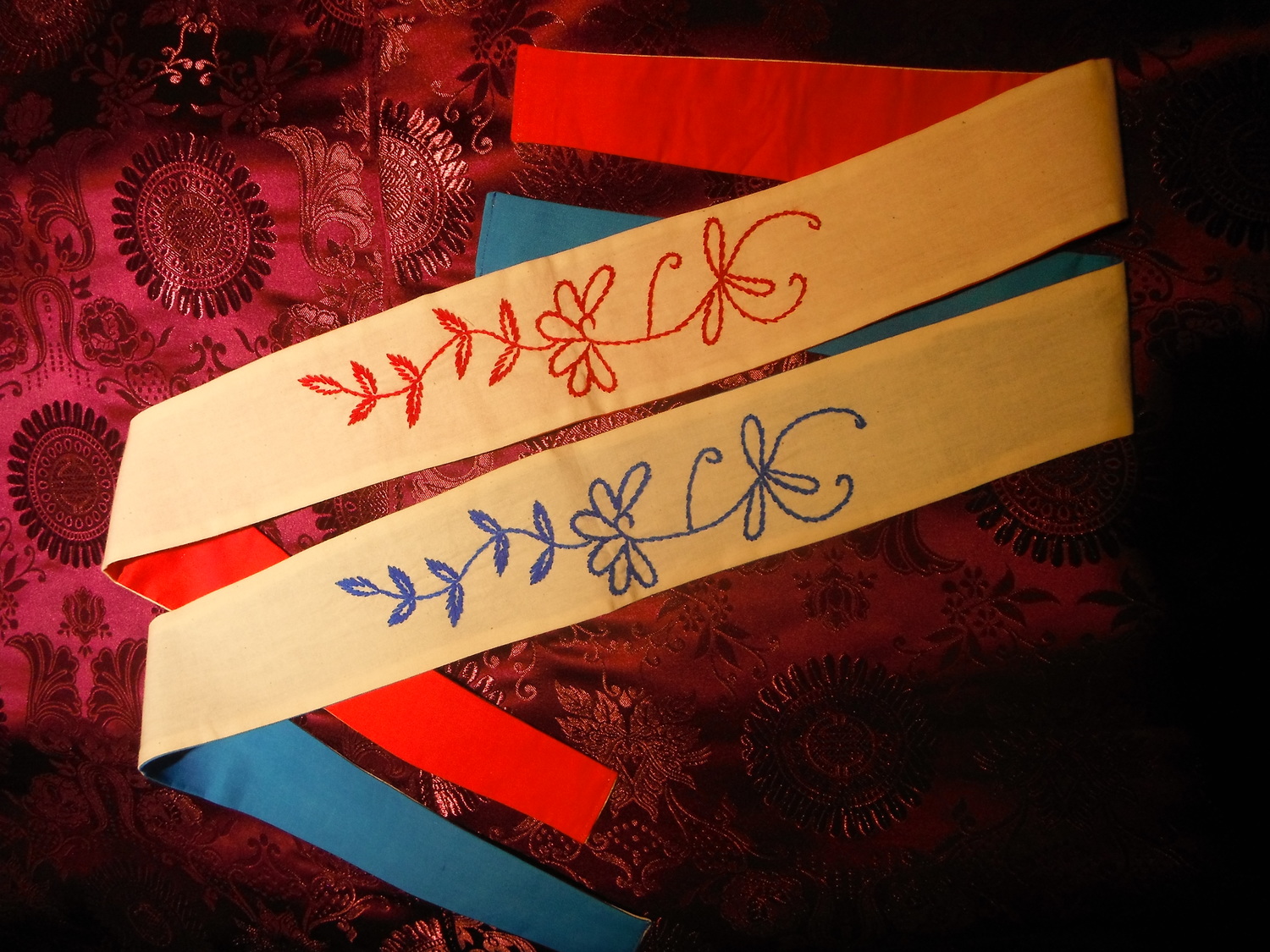 <p>Flowers of Dongxiang Embroidered Headband&nbsp;</p>
