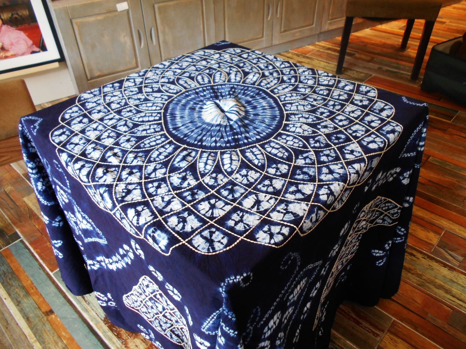 <p>Dali Batik Square Tablecloth&nbsp;</p>