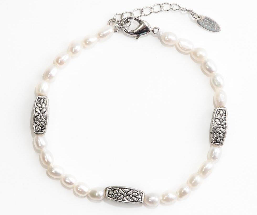 <p>Graceful Pearls Bracelet&nbsp;</p>